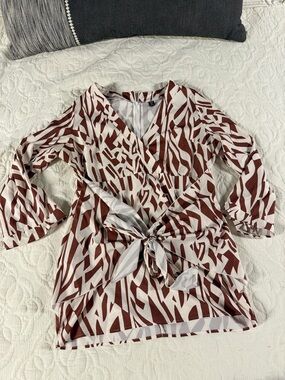 Curve Rust and White Abstract Zip-Back Top